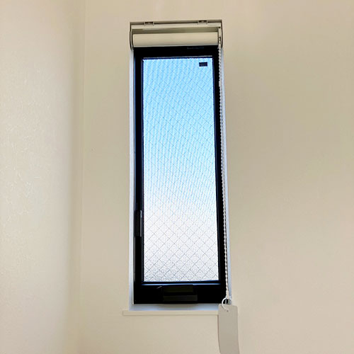 枠内取付・スリット窓用ロールスクリーンの施工例