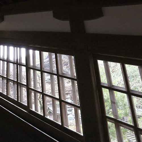 永平寺の平行四辺形の窓