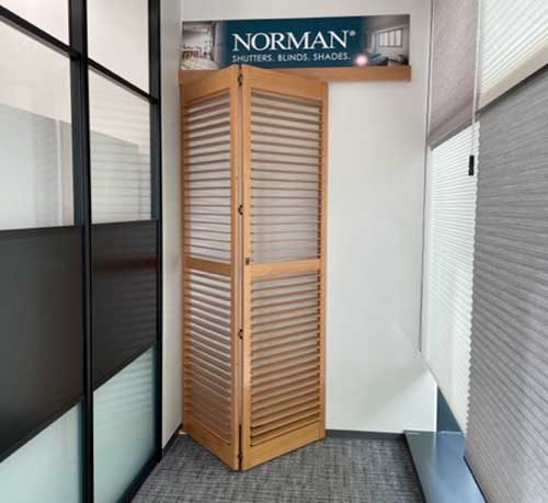 松装名古屋ショールームにはノーマンのウッドシャッターの展示もあります