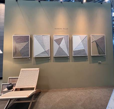 壁紙とタイルカーペットで作られたボード